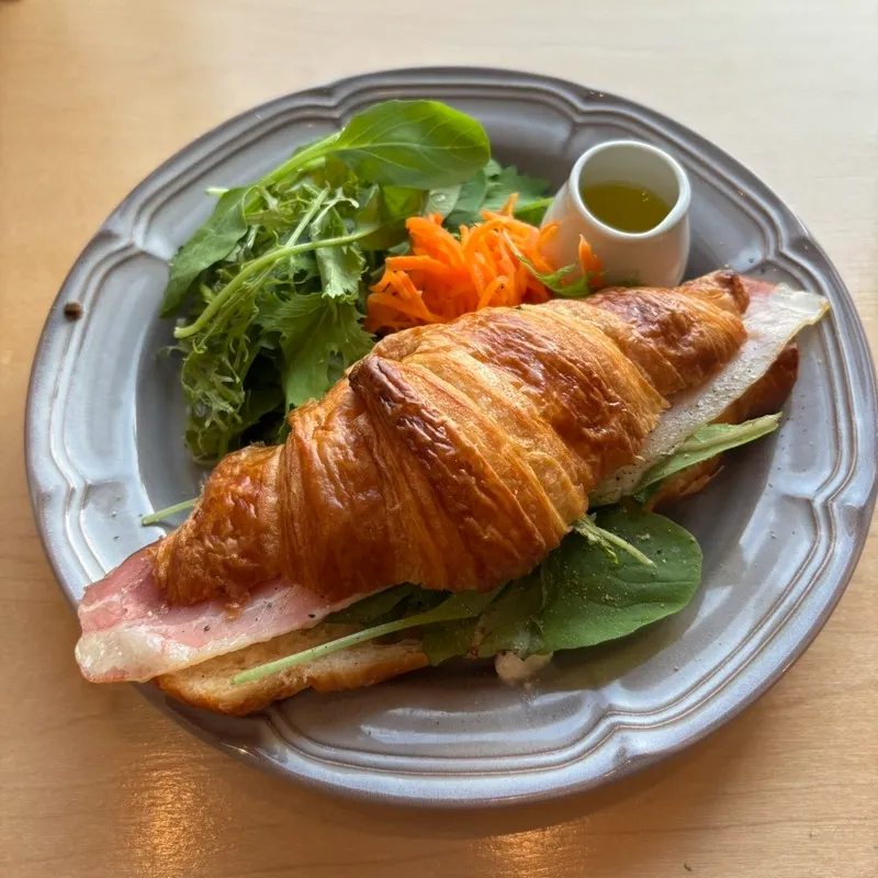 Windera Cafe 鵠沼海岸店「鎌倉ハムベーコンとカッテージチーズのクロワッサンド」