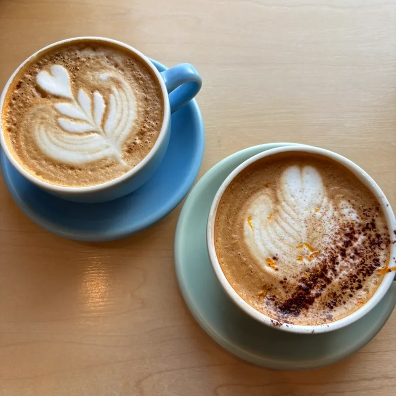 Windera Cafe 鵠沼海岸店「カプチーノ」「ラテバレンシア」