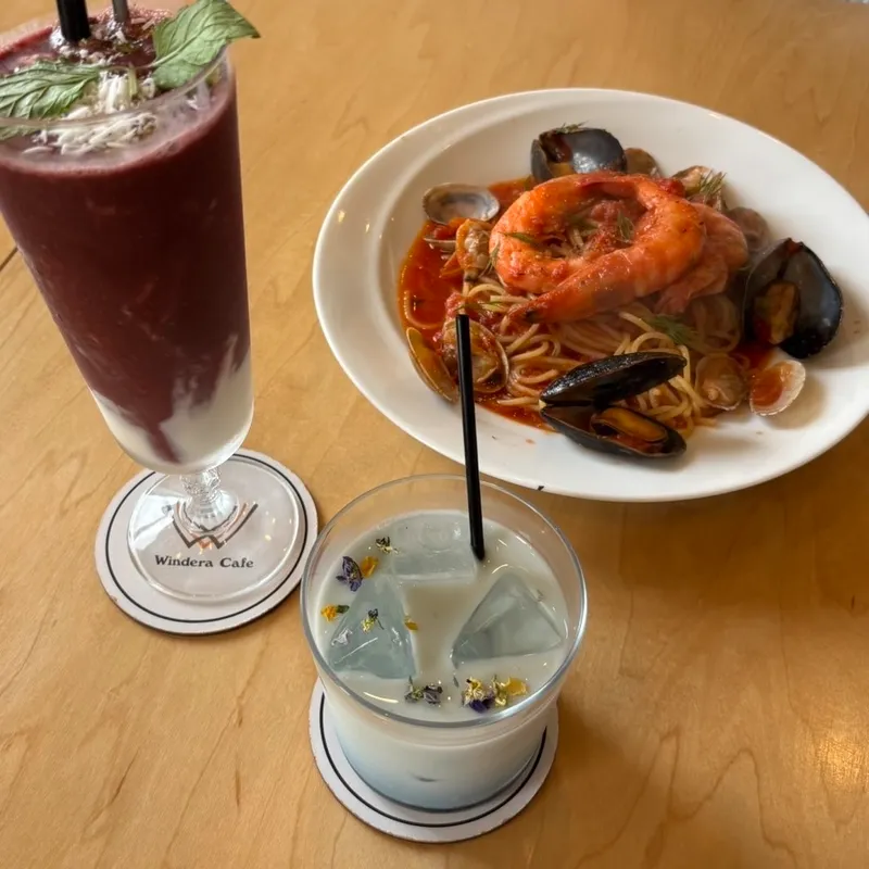Windera Cafe 鵠沼海岸店「ソフトシェルシュリンプと2種の貝のペスカトーレ」「アサイーヨーグルト・スムージー」「湘南ラテ」
